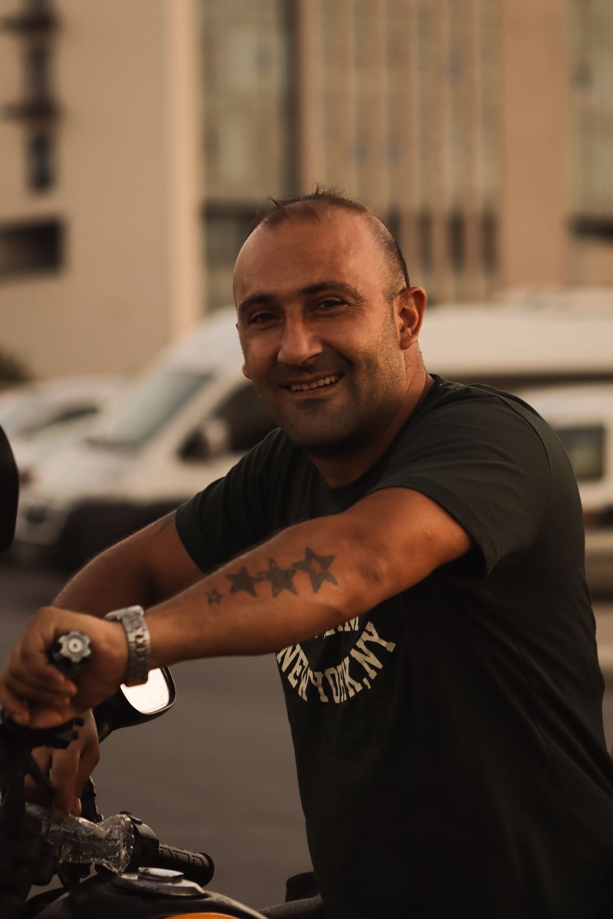 Personne souriante avec sa nouvelle moto