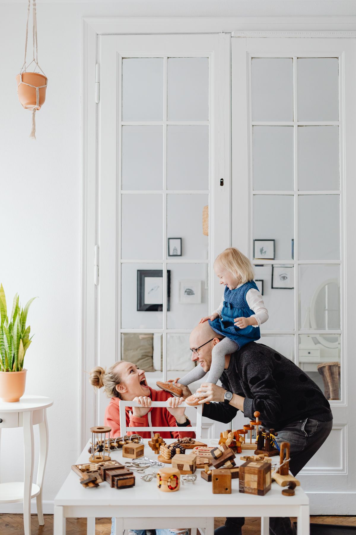 Famille heureuse dans sa maison rénovée