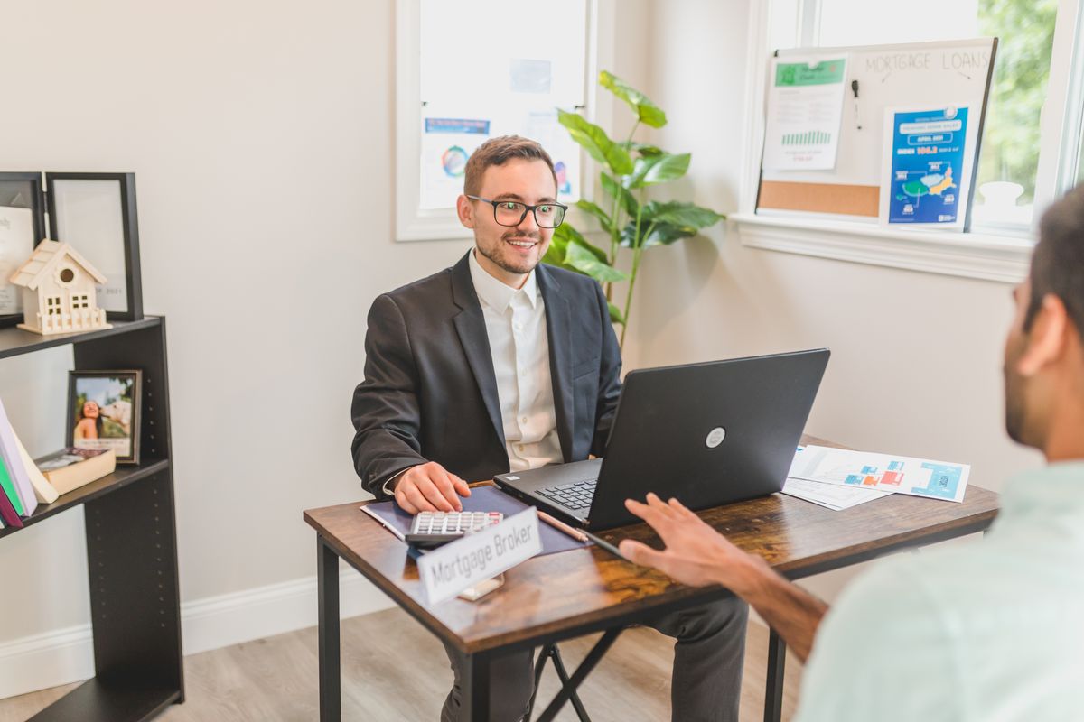 Conseiller Cofinom souriant échangeant avec un client