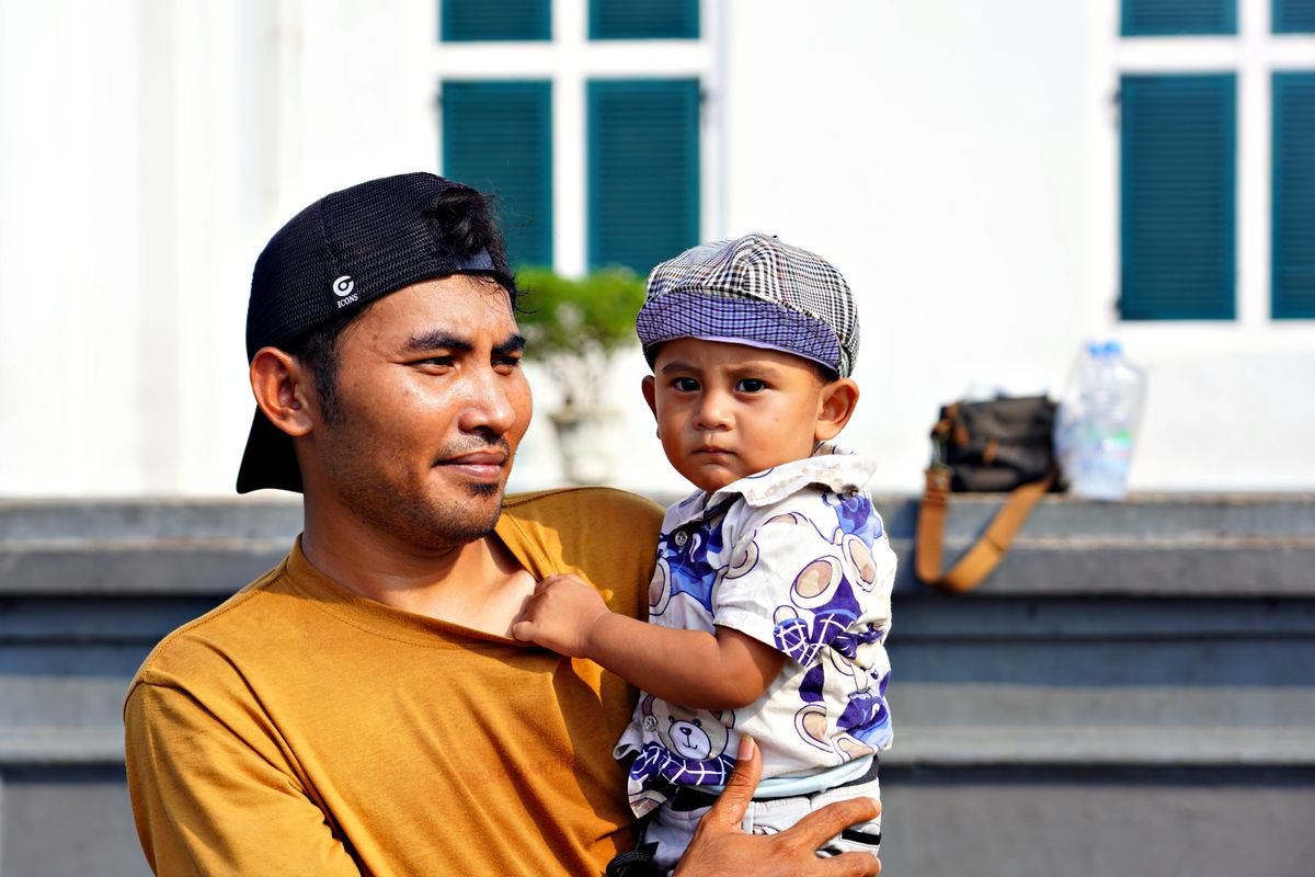 Père et fils souriants, symbole de confiance et d'accompagnement