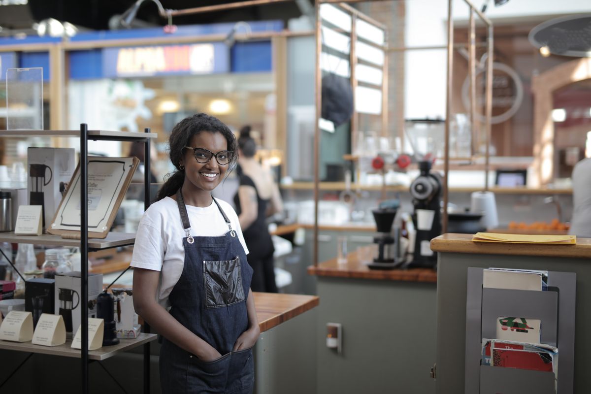 Entrepreneur souriant dans son local professionnel